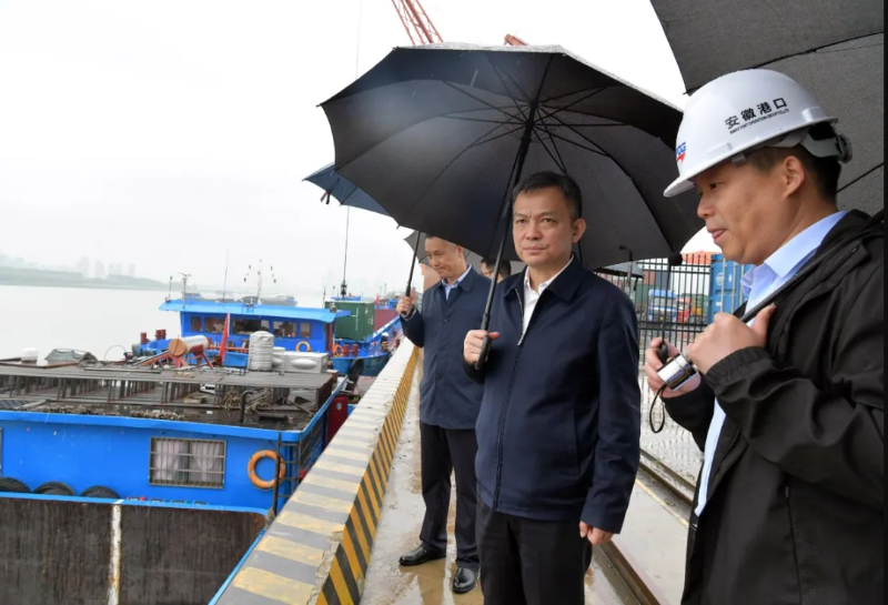 市政府秘书长吴道俊参加.